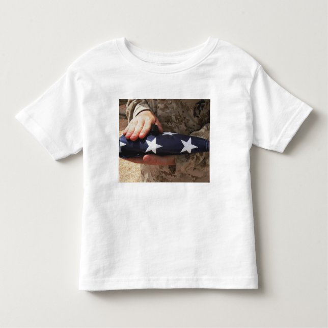 Camiseta Infantil Um soldado segura bandeira dos Estados Unidos (Frente)