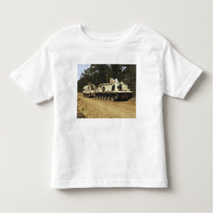 Camiseta Infantil Um veículo de recuperação M-88 começa a rebocar um