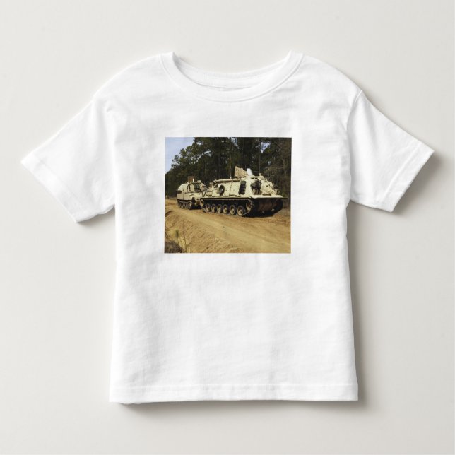 Camiseta Infantil Um veículo de recuperação M-88 começa a rebocar um (Frente)