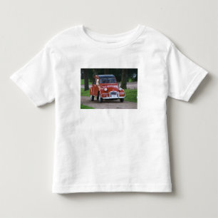 Camiseta Infantil Um velho carro Citroen 2CV vermelho com uma mulher