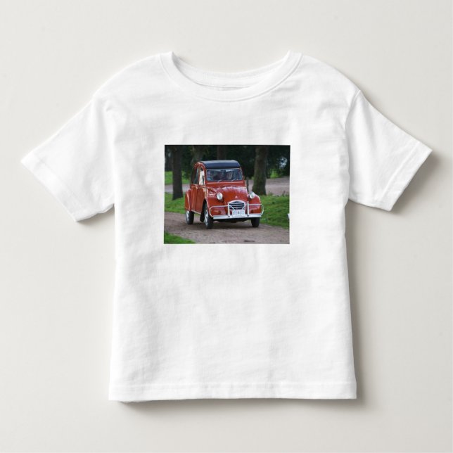 Camiseta Infantil Um velho carro Citroen 2CV vermelho com uma mulher (Frente)