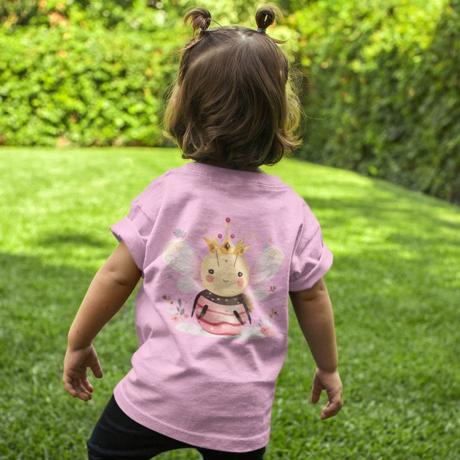 Camiseta Infantil Uma abelha e sua coroa com flores (Cute queen bee with gold crown and flowers on toddler's t shirts as gifts for her. )