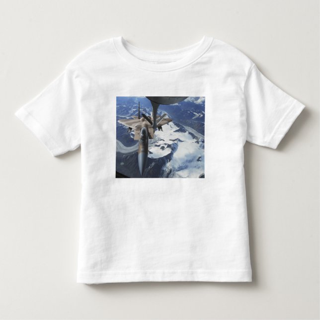 Camiseta Infantil Uma aeronave F-15C Eagle fica atrás de uma KC-135R (Frente)