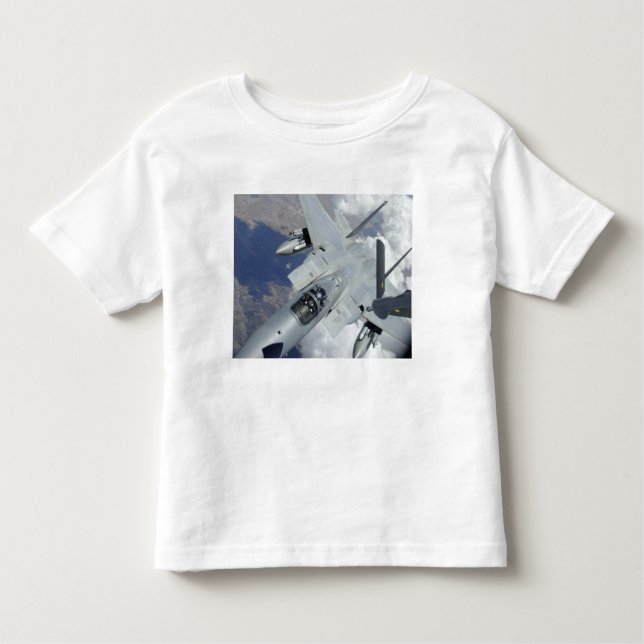 Camiseta Infantil Uma águia F-15 se afasta de um KC-135 (Frente)