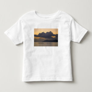 Camiseta Infantil Uma equipe de canoa outrigger pratica na costa