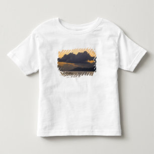 Camiseta Infantil Uma equipe de canoa outrigger pratica na costa