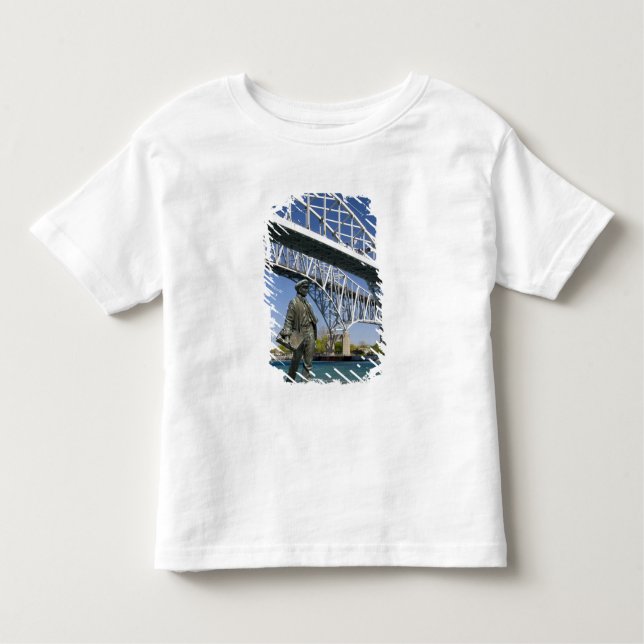 Camiseta Infantil Uma estátua de Thomas Edison pelo artista local (Frente)