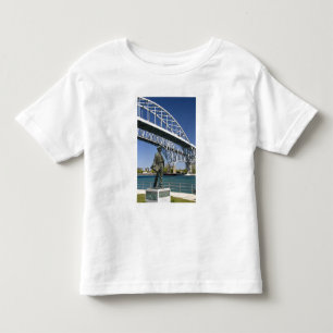 Camiseta Infantil Uma estátua de Thomas Edison pelo artista local Mi