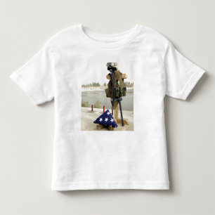 Camiseta Infantil Uma exposição caída da engrenagem dos soldados