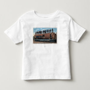 Camiseta Infantil Uma gaiola e uma moradia do urso em um enorme