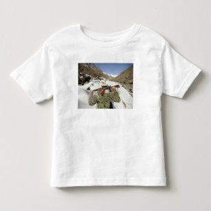 Camiseta Infantil Uma guarda de Mujahadeen anda com membe das força