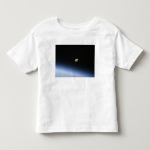 Camiseta Infantil Uma lua gibbous visível acima da atmosfera de
