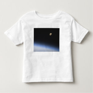 Camiseta Infantil Uma lua gigante visível acima da atmosfera terrest