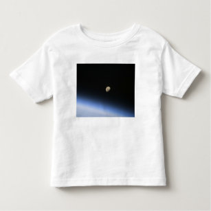 Camiseta Infantil Uma lua gigante visível sobre a atmosfera da Terra