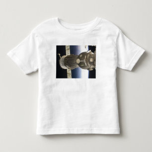 Camiseta Infantil Uma nave espacial de Soyuz backdropped pela terra