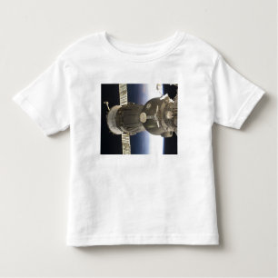 Camiseta Infantil Uma nave espacial Soyuz recuada pela Terra