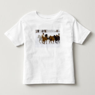 Camiseta Infantil Uma paisagem de inverno de cavalos correndo