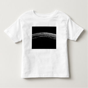 Camiseta Infantil Uma paisagem irreal da lua de Saturno