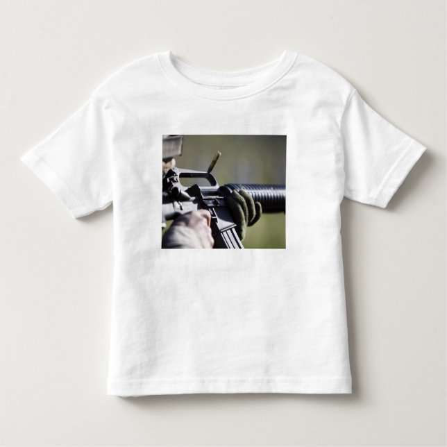 Camiseta Infantil Uma rodada voa da câmara de um M-16A2 (Frente)