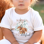Camiseta Infantil Uma rua derlhável, primeira roupa de aniversário<br><div class="desc">Sexo neutro no inverno moderno design de primeiro aniversário "ONEMaravilha" e água cor na natureza invernal com árvores de abeto e mamães bonitinhas e raposa de bebês.</div>