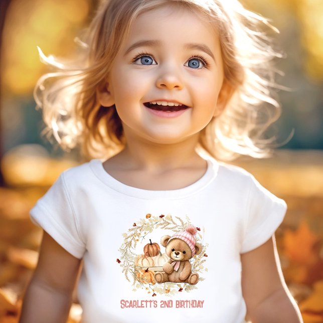 Camiseta Infantil Urso de Teddy Queda Aniversário Pumpkins Nome Rapa (Teddy Bear Fall Birthday Pumpkins Name Girl Toddler T-shirt)