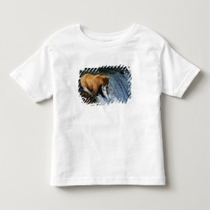 Camiseta Infantil Urso Marrom do Alasca captando salmão em Brooks
