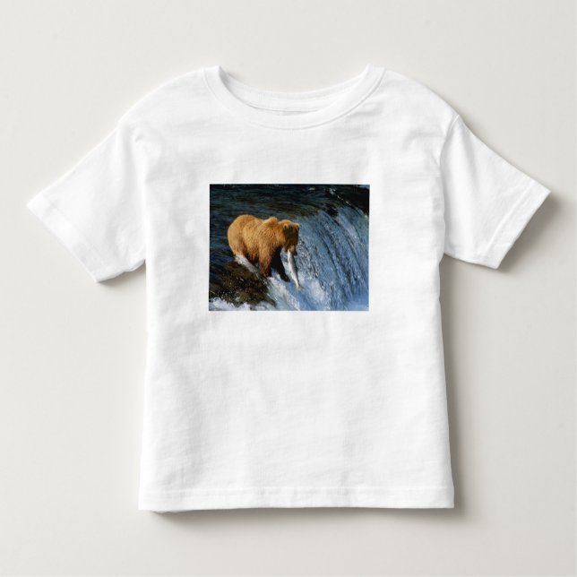 Camiseta Infantil Urso Marrom do Alasca captando salmão em Brooks (Frente)