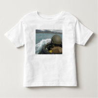 US Marine dirigindo um veículo anfíbio de agressão