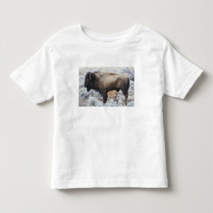 Camiseta Infantil Vaca Amamentando Bezerro de Bisão, Yellowstone