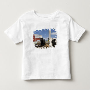 Camiseta Infantil Vacas em frente a um celeiro vermelho e silo em um