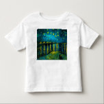Camiseta Infantil Van Gogh Starry Night Over the Rhône<br><div class="desc">T-Shirt com a pintura de óleo de Vincent van Gogh à Noite Estrelada sobre o Ródano (1888). As estrelas amarelas brilhantes decoram o céu azul noturno como um casal rolando ao longo de um riverbank em Arles. Um presente perfeito para fãs de Impressionismo Poste e arte holandesa.</div>