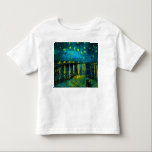 Camiseta Infantil Van Gogh Starry Night Over the Rhône<br><div class="desc">T-Shirt com a pintura de óleo de Vincent van Gogh à Noite Estrelada sobre o Ródano (1888). As estrelas amarelas brilhantes decoram o céu azul noturno como um casal rolando ao longo de um riverbank em Arles. Um presente perfeito para fãs de Impressionismo Poste e arte holandesa.</div>