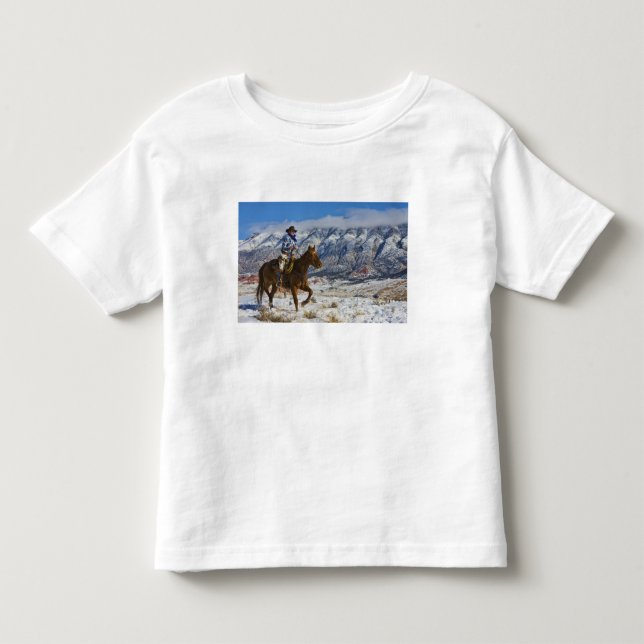 Camiseta Infantil Vaqueiro a Cavalo usando Chapas de Couro (Frente)