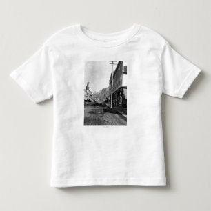Camiseta Infantil Veja a vista norte na rua de Broadway, Skagway