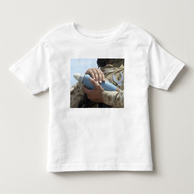 Camiseta Infantil Vista aproximada de um soldado que está a carregar (Frente)