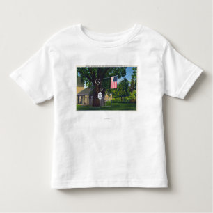 Camiseta Infantil Vista da fazenda de árvore histórica do Scythe