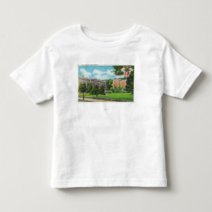 Camiseta Infantil Vista exterior de casernas e de ginásio do cadete