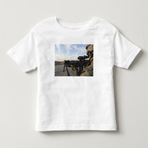 Camiseta Infantil Vistas de um soldado dentro a atear fogo em um