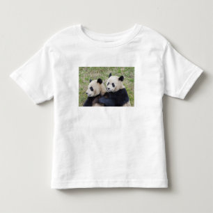 Camiseta Infantil Wolong Reserve, China, Giant panda abraçando-se