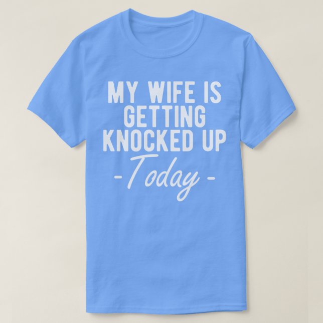 CAMISETA INFERTILIDADE MINHA MULHER ESTÁ SENDO BATIDA HOJE (Frente do Design)