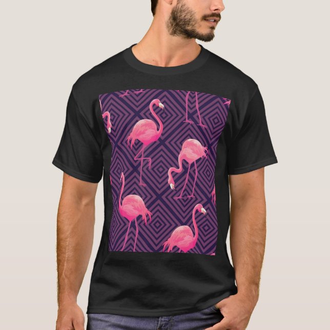 Camiseta Inflamingos, fundo geométrico roxo. (Frente)