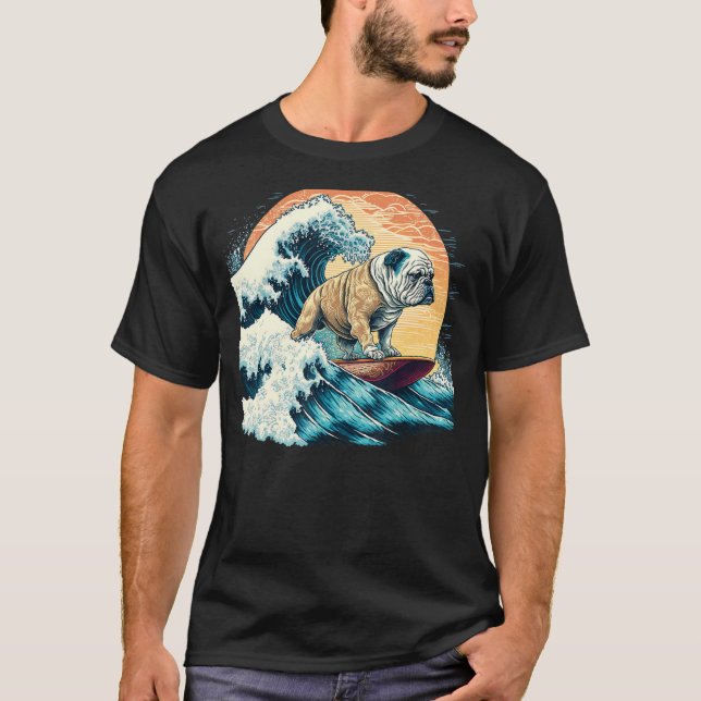 Camiseta Inglês Bulldog Surfing On the Excelente Wave of Ka (Frente)