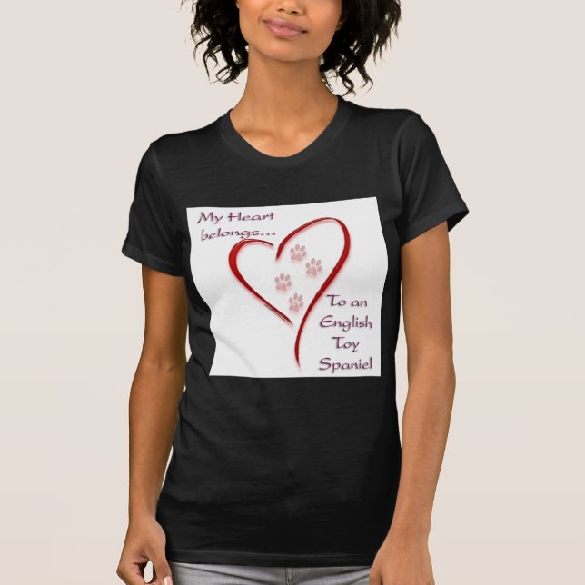 Camiseta Inglês Toy Spaniel Hearts Pertence (Frente)
