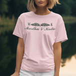 Camiseta Iniciais Verdes Hunter Bridesmaids'<br><div class="desc">Um belo flashback para a década de 1990,  quando não havia uma combinação de cores mais quente que o verde-caçador e o creme,  e as iniciais e monogramas estavam em todo o lado! Perfeito para casamentos de clube e hotel.</div>