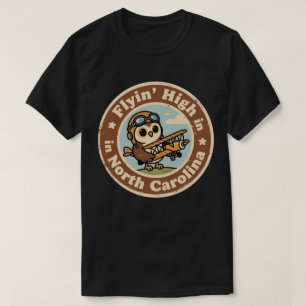 Camiseta Insígnia Retro da Carolina do Norte_ Coruja com Ar