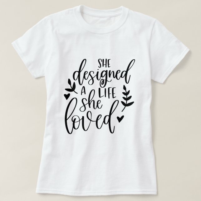 Camiseta Inspirada Ela Desenhou Uma Vida Que Amava Botânica (Frente do Design)