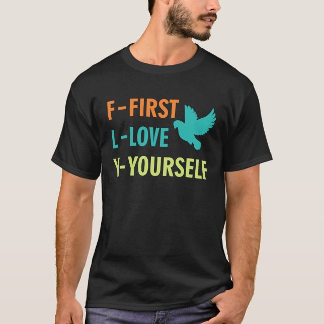 Camiseta Inspirational  First Love Yourself  Motivational Q (Frente)