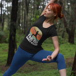 Camiseta Inspirational Yoga Warrior Sunset Quote<br><div class="desc">Find your inner warrior with this awesome yoga pose of Warrior 2 in front of a cool retro sunset. A cute inspirational yoga studio quote gift for a teacher.</div>