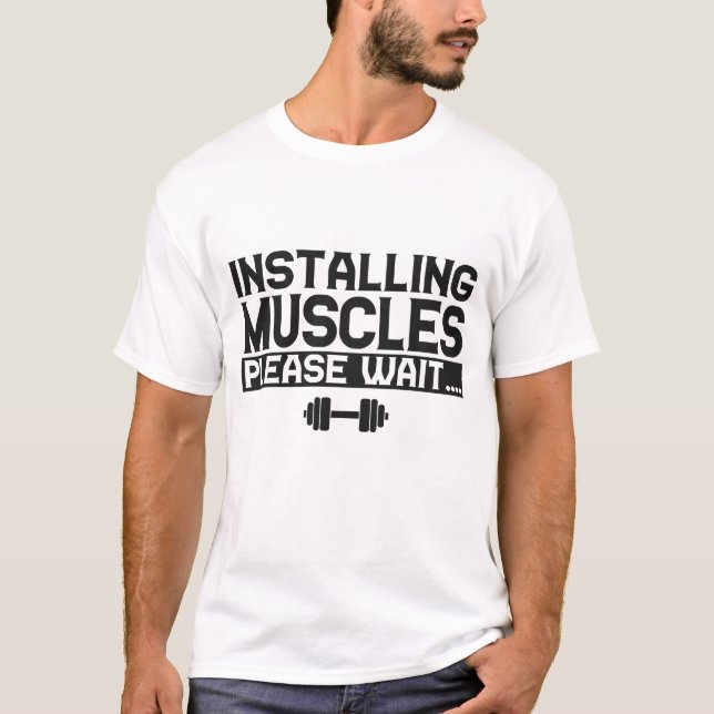 Camiseta Instale Músculos, Por Favor, Aguarde Uma Malhação  (Frente)