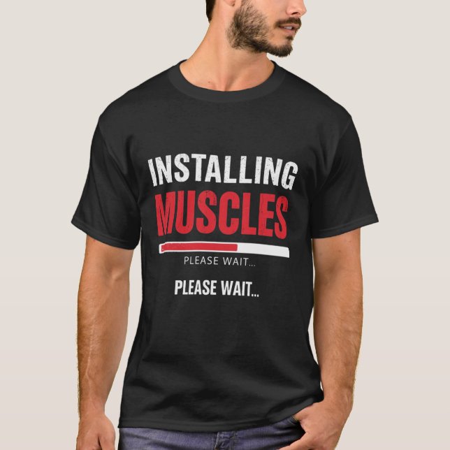 Camiseta Installing Muscles Please Wait – Funny Gym Workout (Frente)